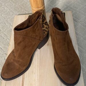 Chic Brown Ankle Boots with Leopard Accent‎